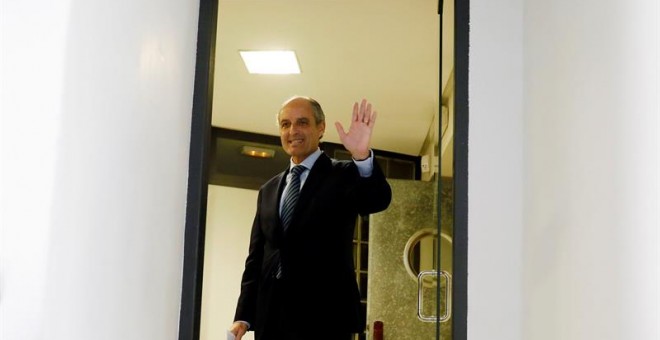 El expresident de la Generalitat Francisco Camps a su salida este miércoles del Consell Juridic Consultiu. - EFE