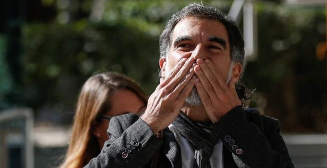 El presidente de Òmnium Cultural, Jordi Cuixart, saluda a las personas que le arroparon en su comparecen aactualmente en prisión. REUTERS