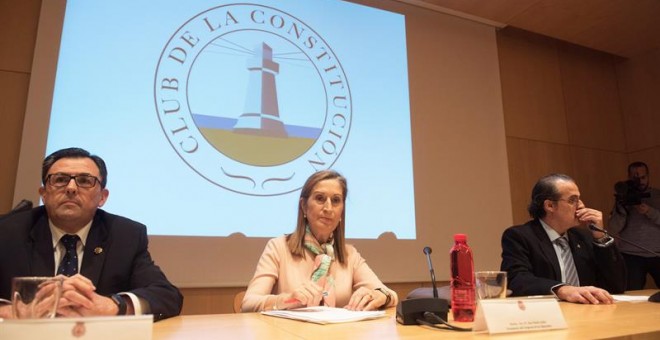 La Presidenta del Congreso de los Diputados Ana Pastor (c), el presidente del club de la Constitución Carlos Jesus Ruiz (i), y Luis Alberto martinez(d) decano del colegio de arquitectos de Granada, en la conferencia titulada “La Constitución: 40 años de u