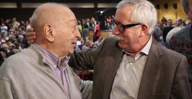 El ex secretario general de UGT Nicolás Redondo (i), y el ex secretario general de CCOO Ignacio Fernández Toxo (d), conversan al inicio del acto con motivo del centenario de Marcelino Camacho, celebrado en la sede de CCOO. EFE/ Zipi