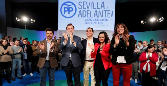 El presidente del Gobierno, Mariano Rajoy (2i), junto a Beltrán Pérez (i), Juanma Moreno (c), Virginia Pérez (2d) y Dolores López (d), tras la clausura de un acto del PP de Sevilla. EFE/ Jose Manuel Vidal