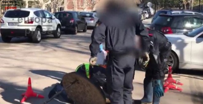 Agents de la policia espanyola inspeccionen clavegueres al Parc de la Ciutadella