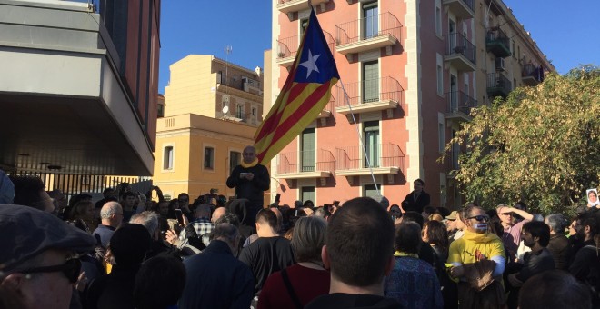 Lectura de manifest a les portes de l'Escola Mediterrània, al barri de la Barceloneta