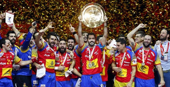 La selección española de balonmano levanta el trofeo que le acredita como campeona de Europa. /EFE