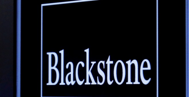 El logo del fondo Blackstone, en un monitor en la bBolsa de Nueva York (NYSE, según sus siglas en inglés). REUTERS/Brendan McDermid