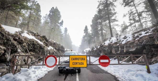 La carretera de acceso al Teide cortada por presencia de hielo en la calzada. . / Europa Press