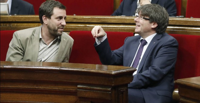 Toni Comín, junto a Carles Puigdemont en un pleno del Parlament. EFE/Archivo