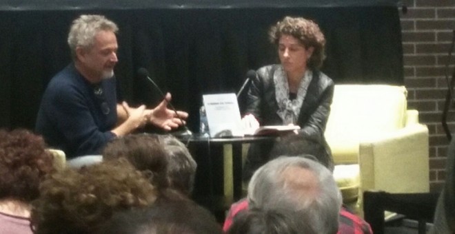 Rudy Gnutti i Marina Garcés, en la presentació del llibre 'El mundo sin trabajo. Pensando con Zygmunt Bauman', aquest dimecres a Barcelona. / Àngel Ferrero.