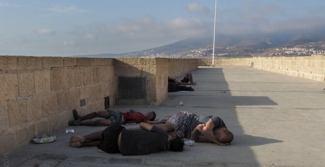 Varios menores extranjeros duermen cerca del puerto de Melilla.- JOSÉ PALAZÓN/PRODEIN