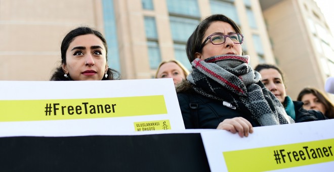 Varios activistas piden la liberación de Tanter Kiliç en Estambul, durante una de las vistas del juicio al activista.- AFP