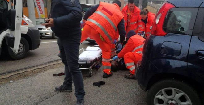 Personal sanitario atienda a uno de los heridos por disparos en la ciudad de Macerata.- EFE