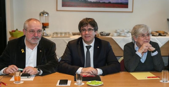 Carles Puigdemont amb Lluís Puig i Clara Ponsatí, durant la reunió a Brussel·les amb diputats deJunts per Catalunya / EFE