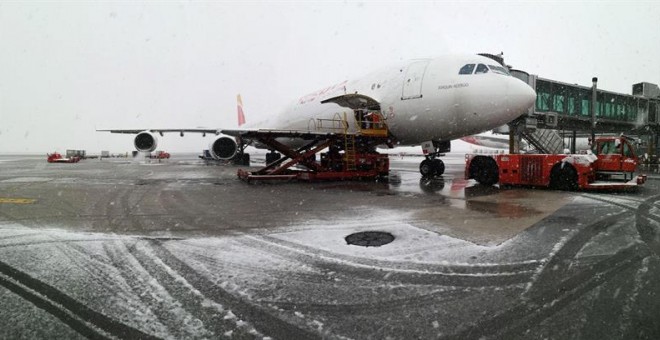 Fotografía facilitada por Iberia del aeropuerto Adolfo Suárez Madrid-Barajas, donde el temporal ha obligado a cerrar dos de las cuatro pistas para limpiarlas de nieve. EFE