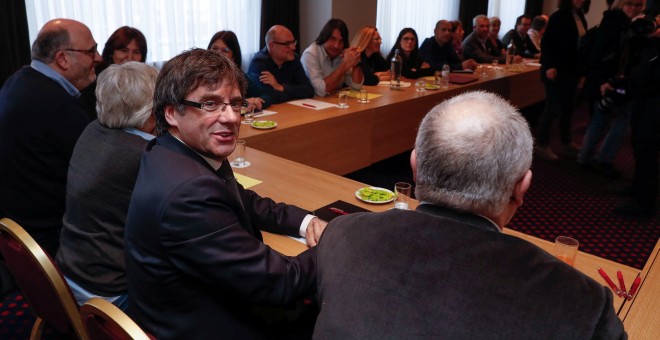 Carles Puigdemont, en la reunión en Bruselas con los miembros de su grupo parlamentario Junts per Catalunya. REUTERS/Yves Herman