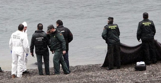 Rescate de cuerpos en la playa ceutí de El Tarajal. EFE/Archivo