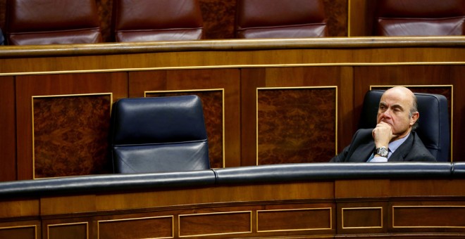 El Ministro de Economía, Luis de Guindos, durante el pleno del Congreso. EFE/J.P.GANDUL