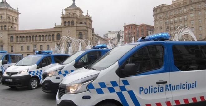 Coches y furgonetas de la Policía Municipal de Valladolid. / Europa Press