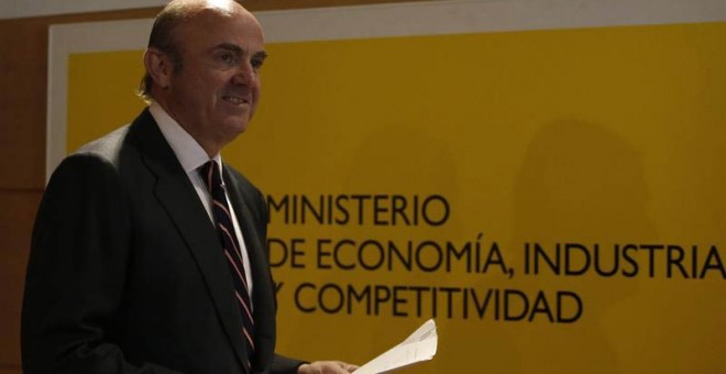 El ministro de Economía, Luis de Guindos, a su llegada la rueda de prensa que ofreció en la sede del ministerio. | JAVIER LIZÓN (EFE)