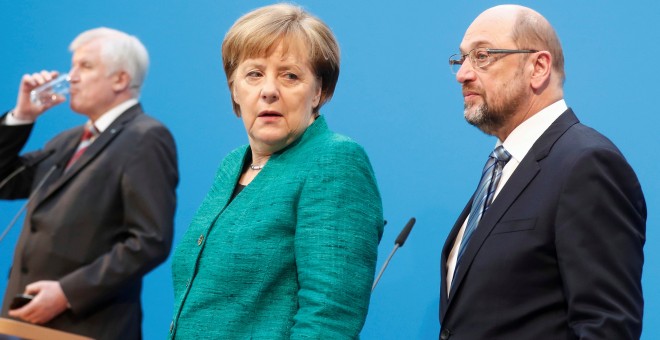 Angela Merkel, Horst Seehofer y Martin Schulz, ayer en Berlín. /REUTERS