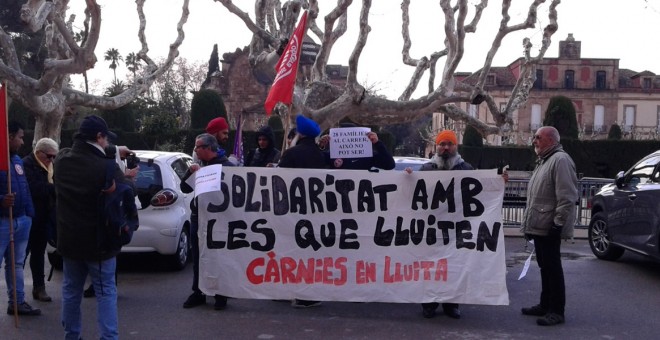 Representants del col·lectiu Càrnies en lluita, a l'exterior del Parlament. / Marc Font