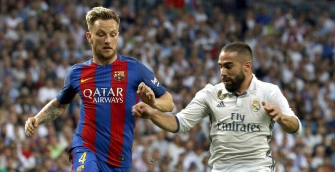 Imagen de Rakitic y Carvajal durante un partido entre Real Madrid y Barça. / EFE