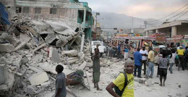 Imagen de una calle de Puerto Príncipe, Haití, tras el terremoto de 2010. - EFE