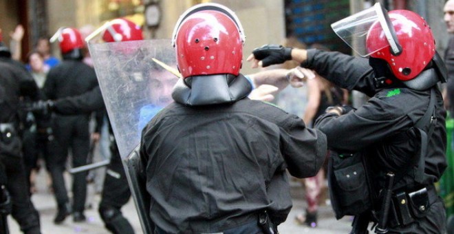 Agentes de la Ertzaintza durante unos disturbios. / EFE