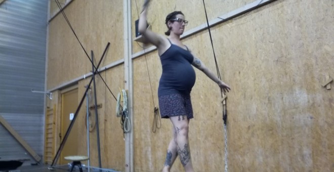 L'artista Isabel Serna, embarassada del seu fill Lou, impartint classes de circ a l'Academie Fratelli de Paris.