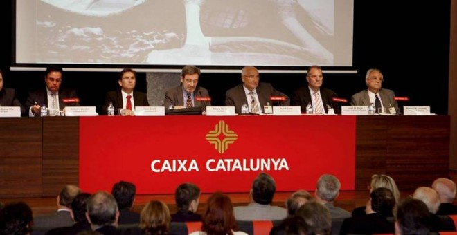 El expresidente de Caixa Catalunya, Narcís Serra, acompañado de los miembros de la dirección de la caja, en una junta de la entidad catalana. EFE