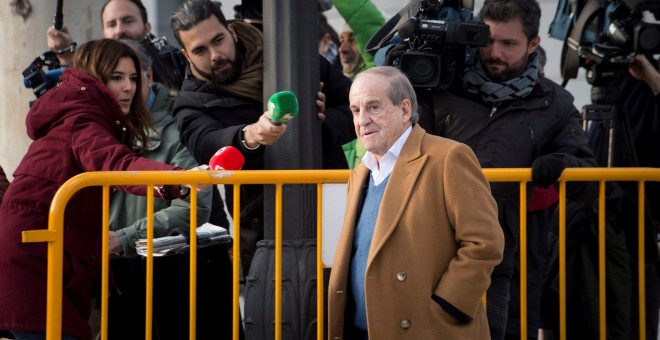 El periodista deportivo José María García, a su llegada a la Audiencia Nacional de Madrid, donde acude a declarar como testigo del caso Lezo. EFE/ Luca Piergiovanni