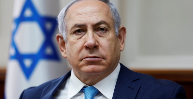 El primer ministro israelí, Benjamin Netanyahu, asiste a la reunión semanal del gabinete en la oficina del primer ministro en Jerusalén. / Reuters
