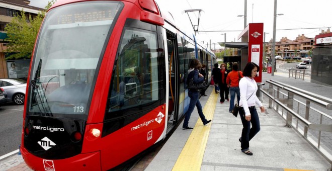 Uno de los convoyes del Metro Ligero Oeste. EFE/Archivo