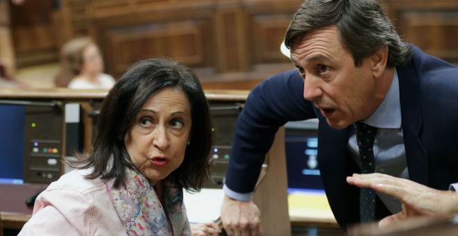 Los portavoces del PSOE y PP, Margarita Robles y Rafael Hernando./ EFE