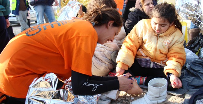 Angela Hidalgo bombera de Proem-Aid atiende a niña refugiada en Lebsos