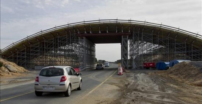 Ecoducto en construcción en la carretera A-494, que une los dos arcenes de la carretera. EFE