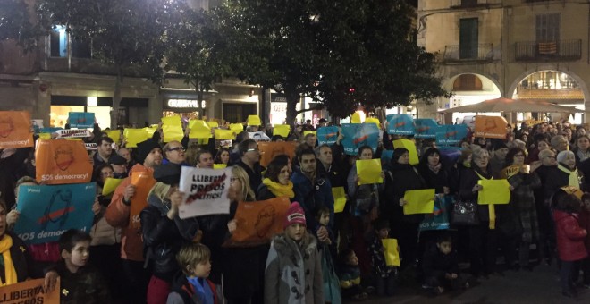 Centenars de manifestants davant l'ajuntament de Figueres per demanar l'alliberament dels 'Jordis', Oriol Junqueras i Joaquim Forn, aquest divendres al vespre.