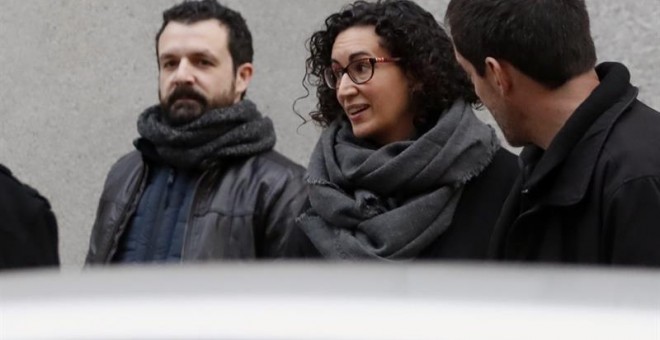 La secretaria general de ERC, Marta Rovira,c. a su llegada a la sede del Tribunal Supremo donde ha sido citada por el juez del Tribunal Supremo Pablo Llarena, que investiga a la cúpula del proceso soberanista por un posible delito de rebelión. EFE/Javier