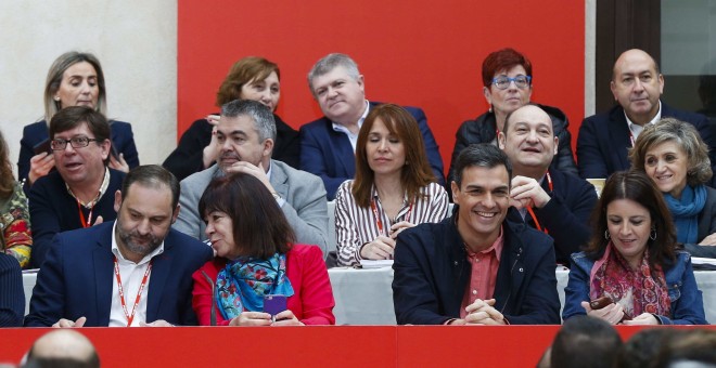 El secretario general del PSOE, Pedro Sánchez (2d), junto a la presidenta, Cristina Narbona (2i); el secretario de Organización, José Luis Ábalos (i), y la vicesecretaria general, Adriana Lastra (d), durante la reunión del Comité Federal del partido en Ar