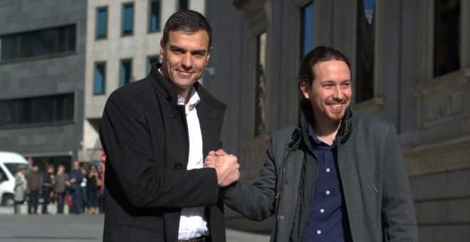 Pedro Sánchez y Pablo Iglesias en las puertas del Congreso. EFE