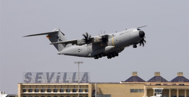 Un A400M despega del aeropuerto de Sevilla. EP