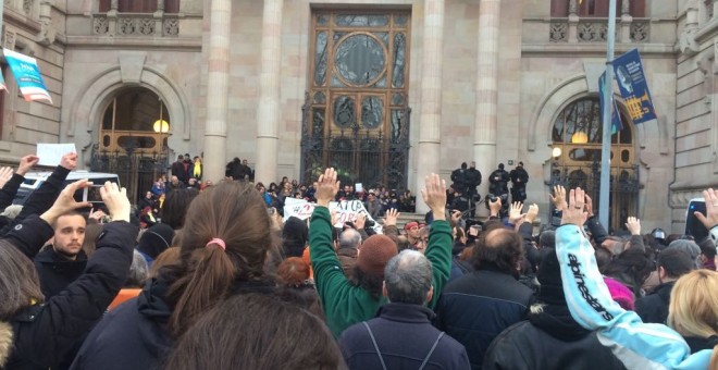 Un grup de persones s'encadena a les portes del TSJC / JM