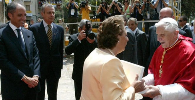 Visita del Papa Benedicto XVI a Valencia en 2006, junto a la exalcaldesa Rita Barberá y el expresident Francisco Camps. EFE