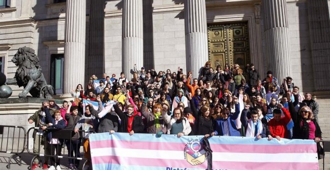 Miembros de la plataforma trans se concentran a las puertas del Congreso mientras que la portavoz de Podemos. EFE