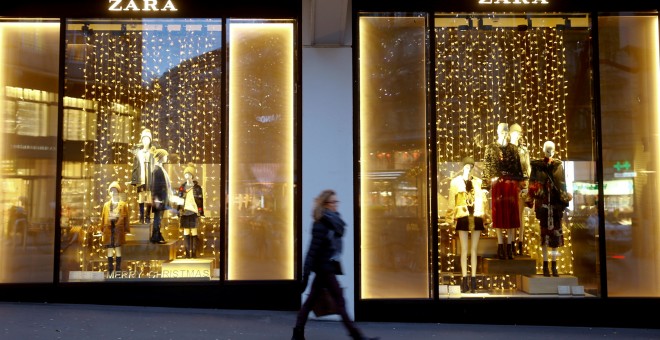 Escaparate de una tienda de Zara, la principal enseña del grupo textil Inditex, en Zurich (Suiza). REUTERS/Arnd Wiegmann