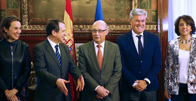 El presidente de la FEMP, Abel Caballero junto al ministro de Hacienda, Cristóbal Montoro, en la sede del Ministerio. EFE
