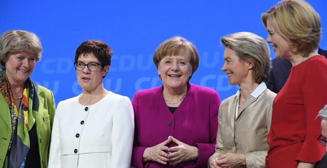 La ministra Monika Gruetters; la secretaria de general de la CDU, Annegret Kramp-Karrenbauer; la canciller, Angela Merkel; y las ministras Ursula von der Leyen y Julia Kloeckner. / EFE