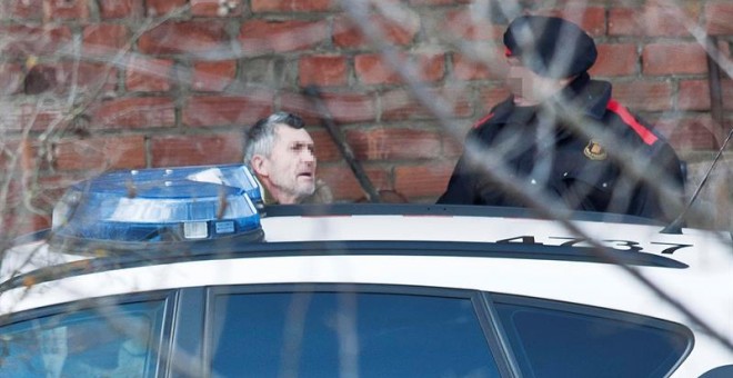 El presunto autor del doble homicidio de Susqueda, Jordi Magentí (i), acompañado de los mosos d'esquadra en el momento de acceder a una casa de Anglès, donde cuidaba a su tío, para un nuevo registro policial, donde ha defendido su inocencia ante los perio
