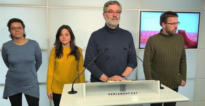 Carles Riera, portavoz de la CUP en el Parlament, en rueda de prensa junto a otros miembros del partido. Europa Press