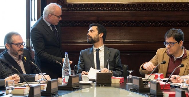 El presidente del Parlament, Roger Torrent, charla con el secretario de la mesa durante la reunión mantenida esta mañana de la mesa del Parlament. EFE/ Marta Pérez