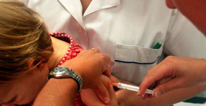 Una mujer se vacuna de meningitis en Barcelona. EFE